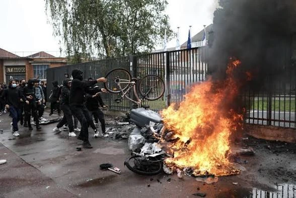 Inmigrantes ilegales protestando en Francia