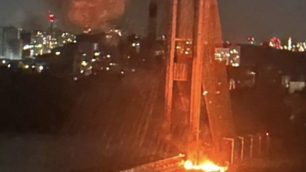 El puente sur de Kiev después de ser atacado