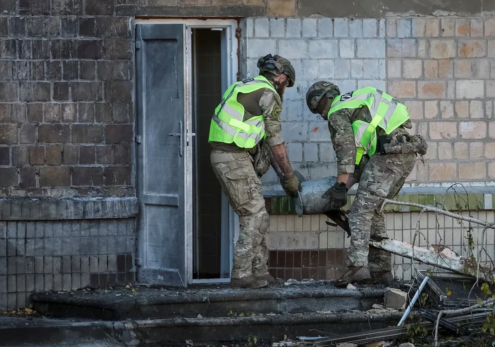 Policías del escuadron Anti bomba de Moldavia con una ojiva de misil ruso