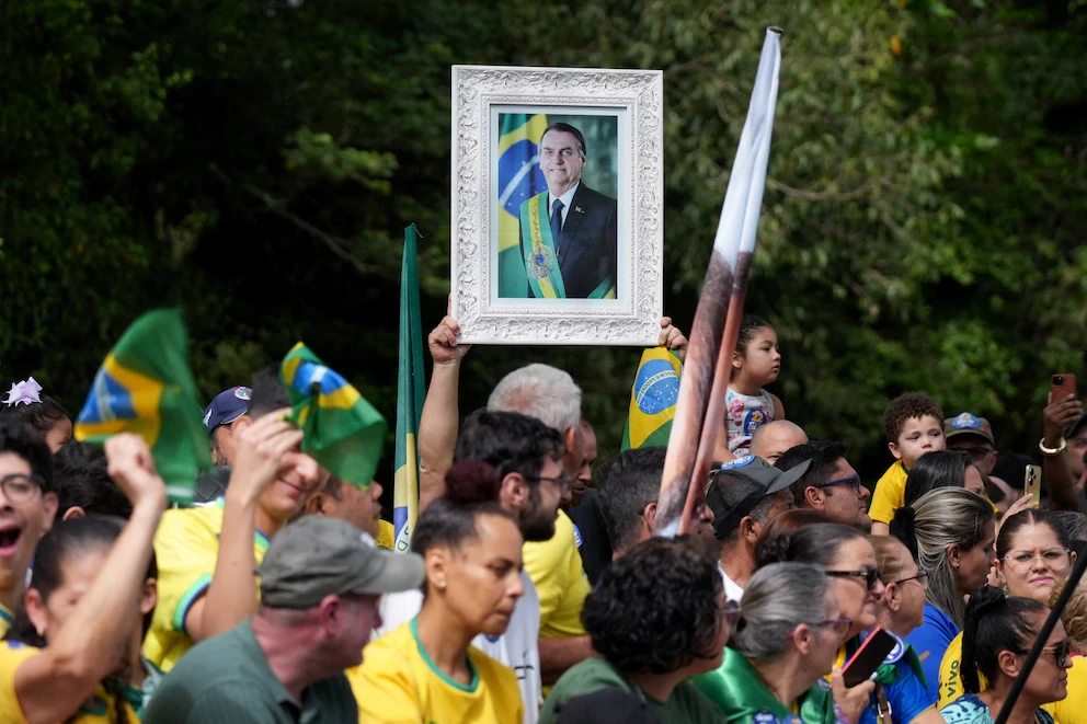 Brasileros celebrando la victoria de Flávio Bolsonaro