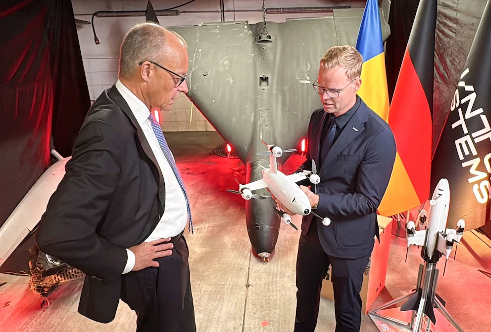 El canciller alemán Friedrich Merz junto a drones del ejercito ucraniano