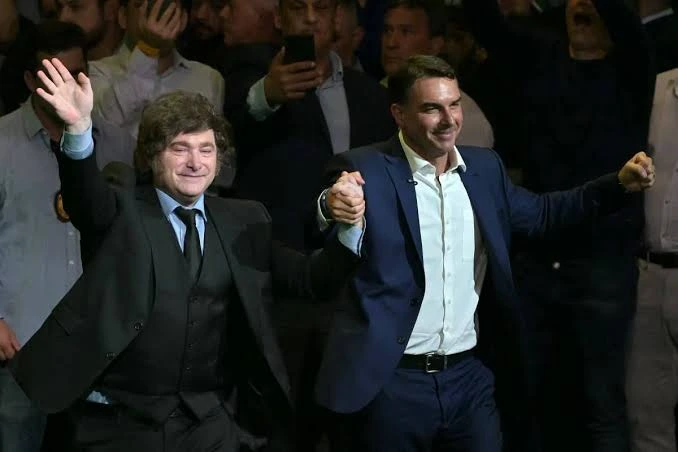 Flávio Bolsonaro junto al presidente Javier Milei