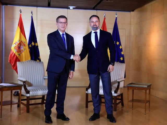 El presidente del Partido Popular (PP), Alberto Núñez Feijóo, y el líder de Vox, Santiago Abascal