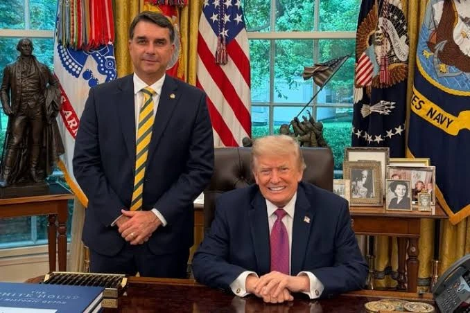 Flávio Bolsonaro junto al presidente Donald Trump