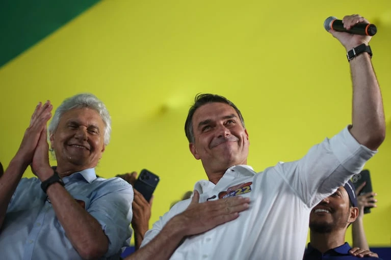 Ronaldo Caiado junto a Flávio Bolsonaro