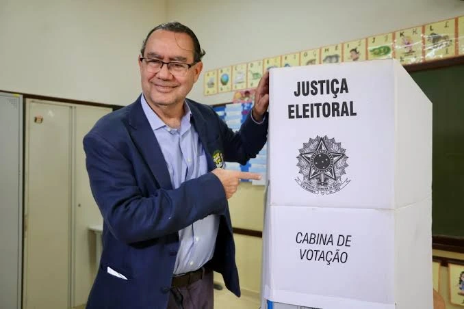 Augusto Cury votando en las elecciones brasileras