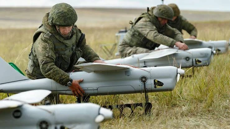 Soldados rusos con drones militares 