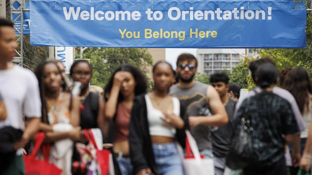 Estudiantes inmigrantes de Quebec esperando orientacion para la universidad