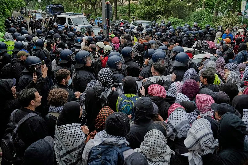 Inmigrantes ilegales arabes agrediendo a varios policias alemanes