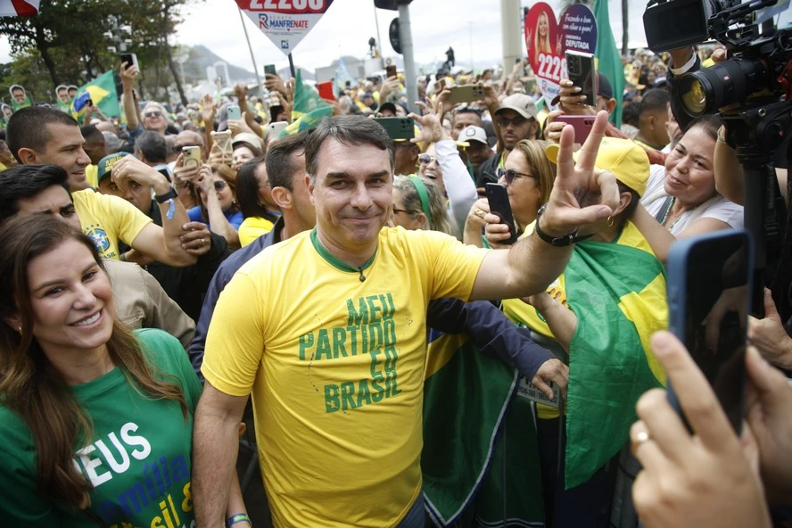 Flávio Bolsonaro junto a sus seguidores