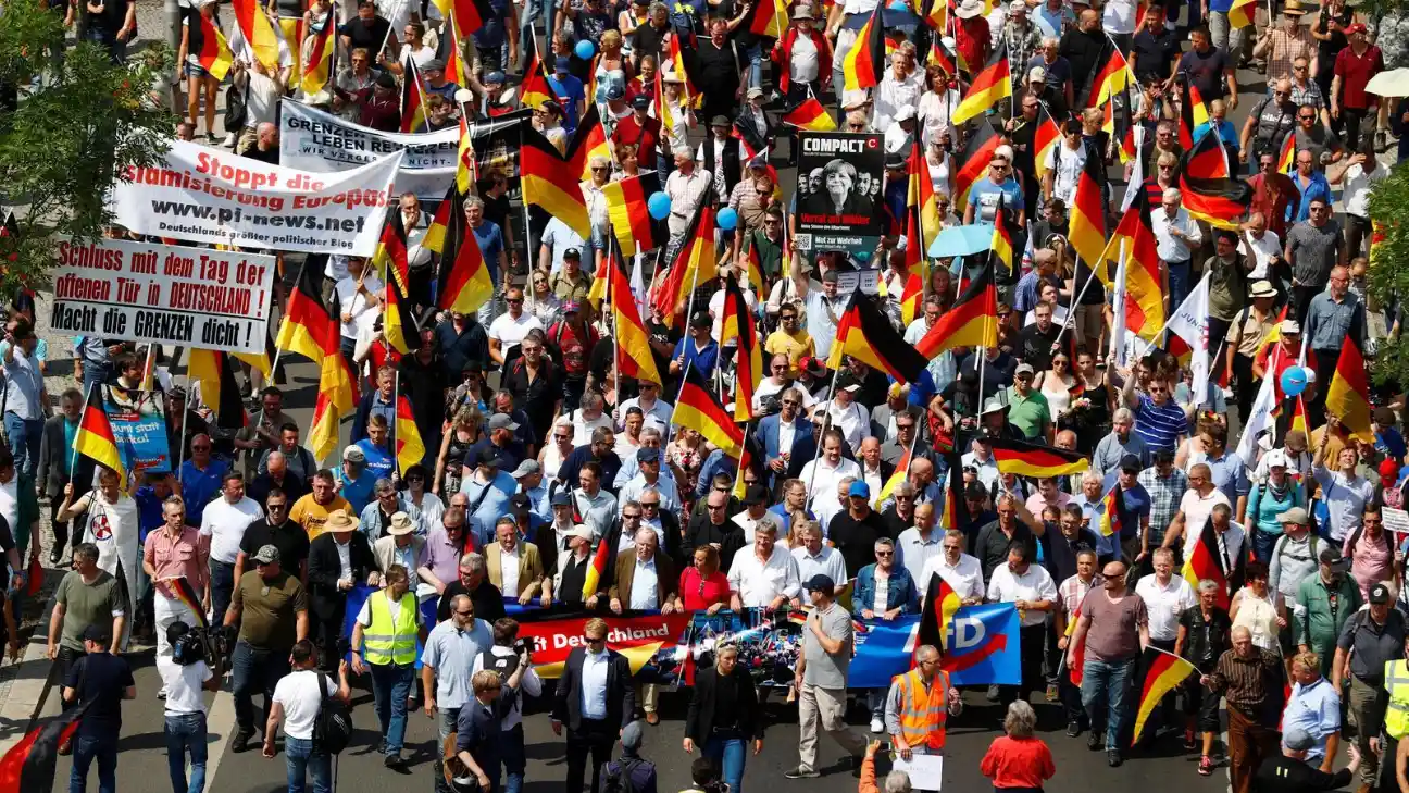 Alemanes manifestándose en contra de la inmigracion ilegal islámica