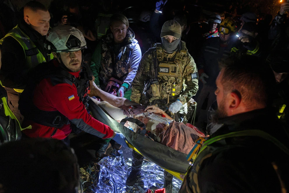 Medicos ucranianos transportando un civil herido en Kiev