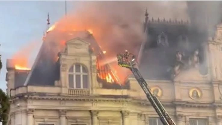 Bomberos franceses combatiendo el fuego causado en el Ayuntamiento del Limoges