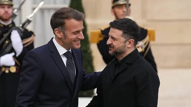 El presidente frances Emmanuel Macron junto a Volodimir Zelensky 