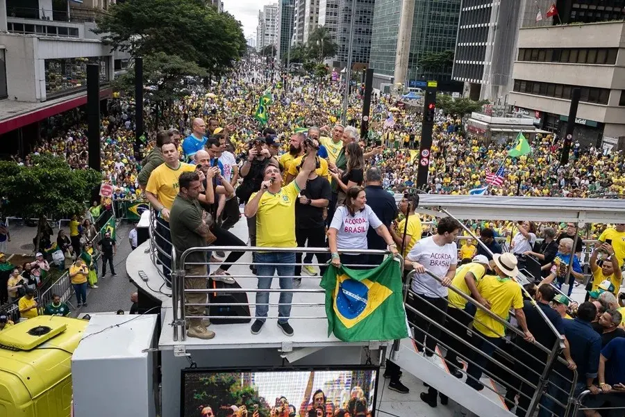 Flávio Bolsonaro junto a sus seguidores