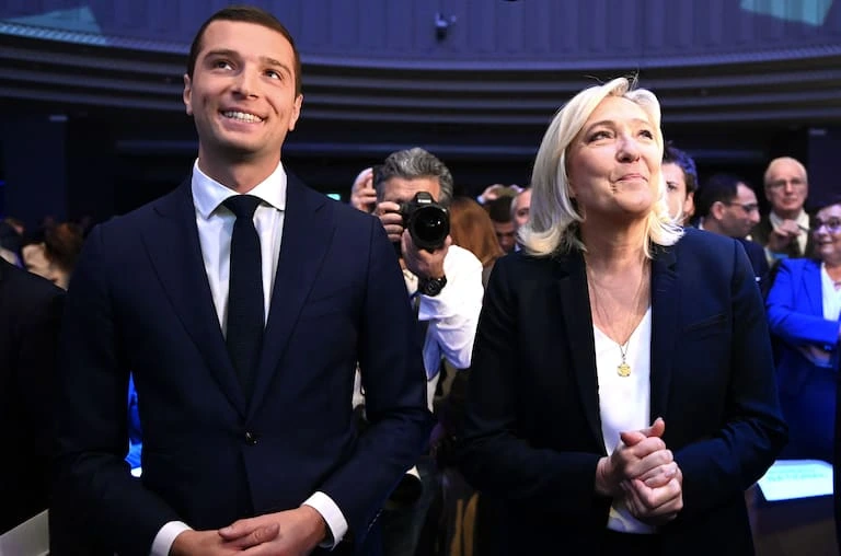 Jordan Bardella junto a Marine le Pen