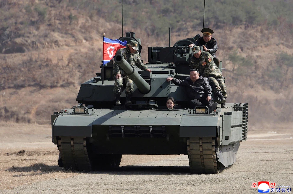 El dictador Kim Jong-un en un tanque norcoreano