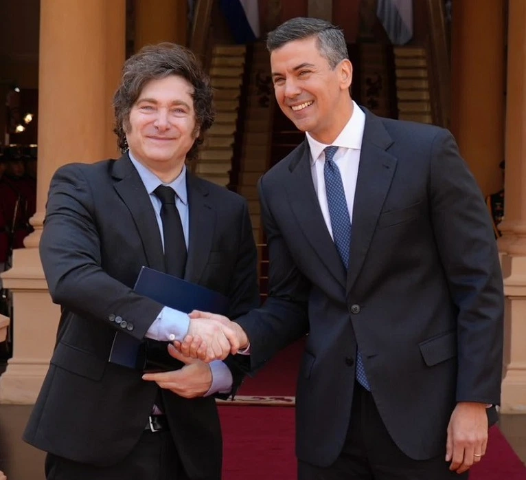 Javier Milei junto a Santiago Peña