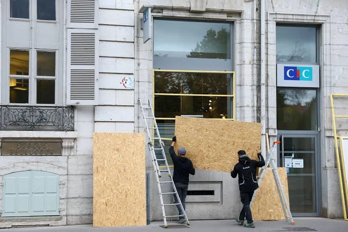 Comerciantes de Bruselas tapando los vidrios de sus comercios por miedo a los disturbios