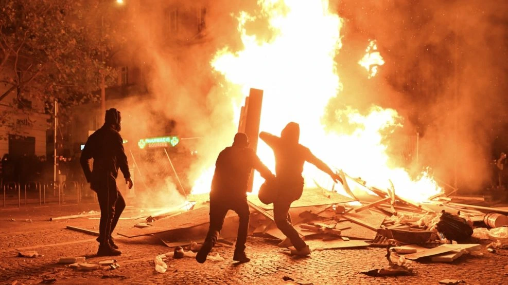 Delincuentes de extrema izquierda causando disturbios en Francia