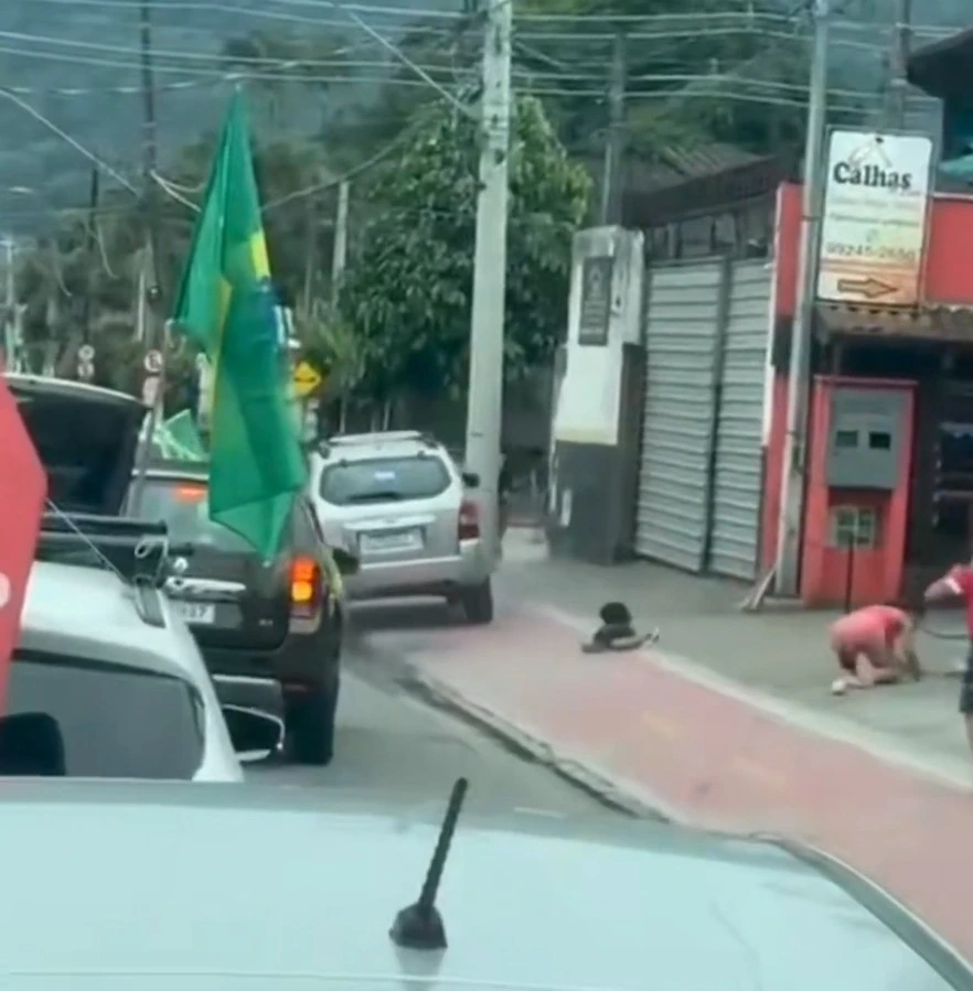 El psicópata seguidor de Lula en su vehiculo despues de atropellar a dos niños