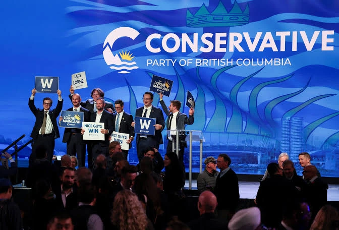 Miembros del Partido Conservador de Columbia británica celebrando la elección