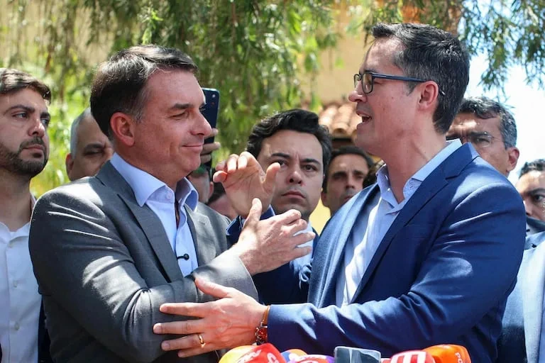 Flávio Bolsonaro junto a Deltan Dallagnol
