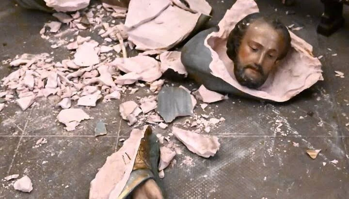 La estatua de San José despues de ser destruida por el inmigrante musulmán