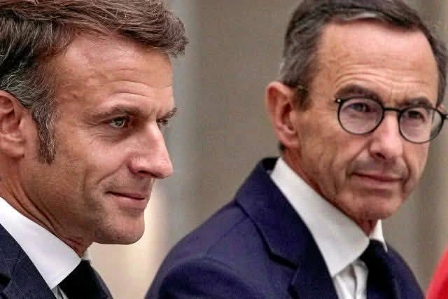 Emmanuel Macron junto al diplomático francés Rémy Bouallègue
