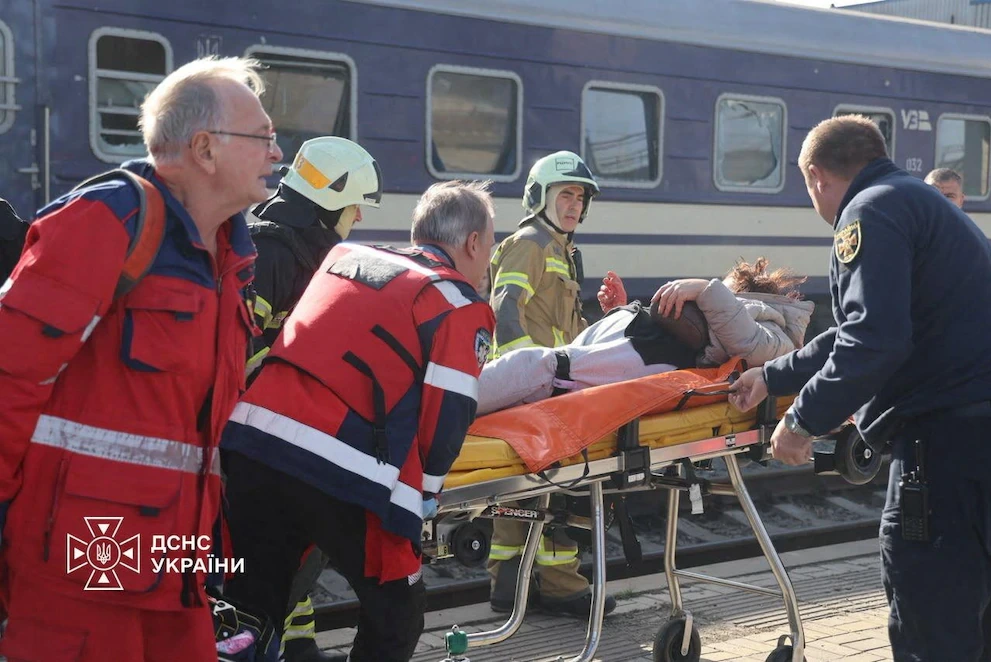 Paramedicos ucranianos junto a un herido por los ataques rusos