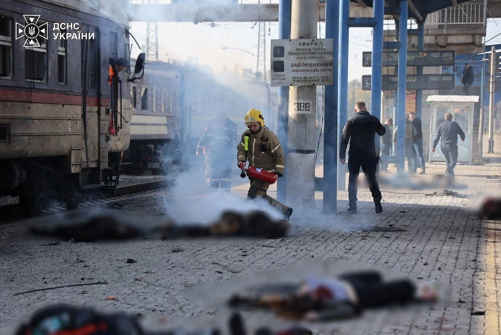 Bomberos junto a las victimas del ataque ruso 