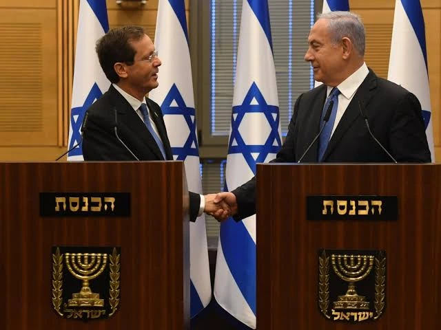 El presidente israelí Isaac Herzog junto a Benjamin Netanyahu