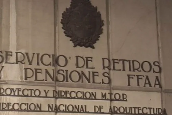 Attack like in the 70s?: An explosive device detonated in front of the Caja Militar building in Montevideo