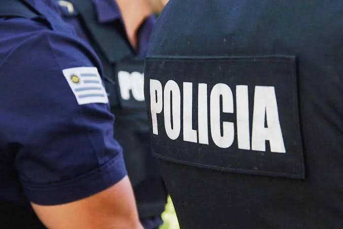 A criminal tried to rob a police officer and ended up with a face full of holes