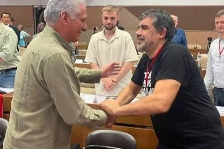 Óscar Andrade embraced the communist dictator Díaz-Canel