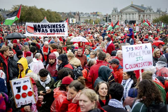 Thousands of Dutch march with Palestinian flags.