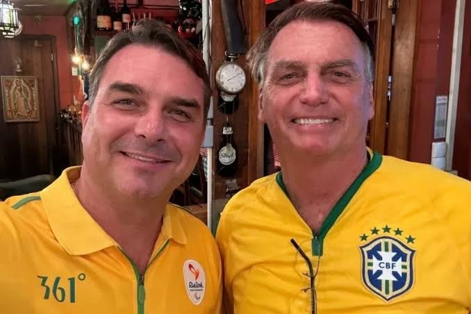 Flávio Bolsonaro junto a Jair Bolsonaro