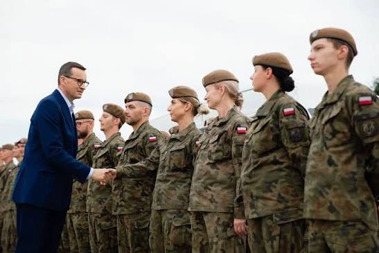 The Polish Prime Minister greeting soldiers of the Polish army