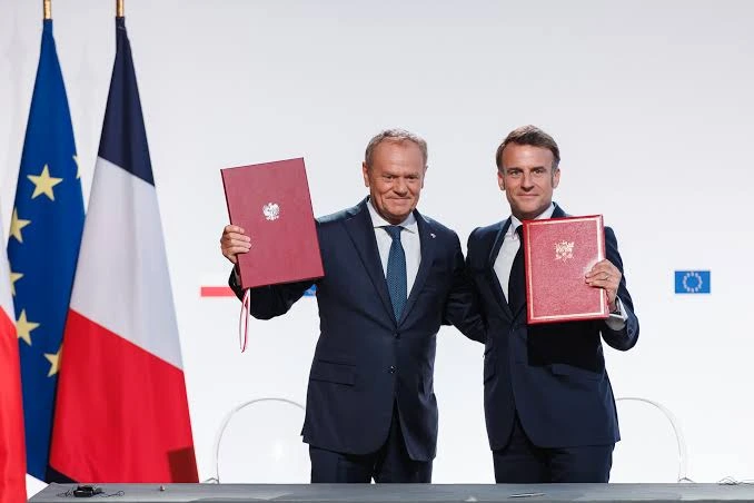 El primer ministro polaco Donald Tusk junto a su contraparte francesa Emmanuel Macron