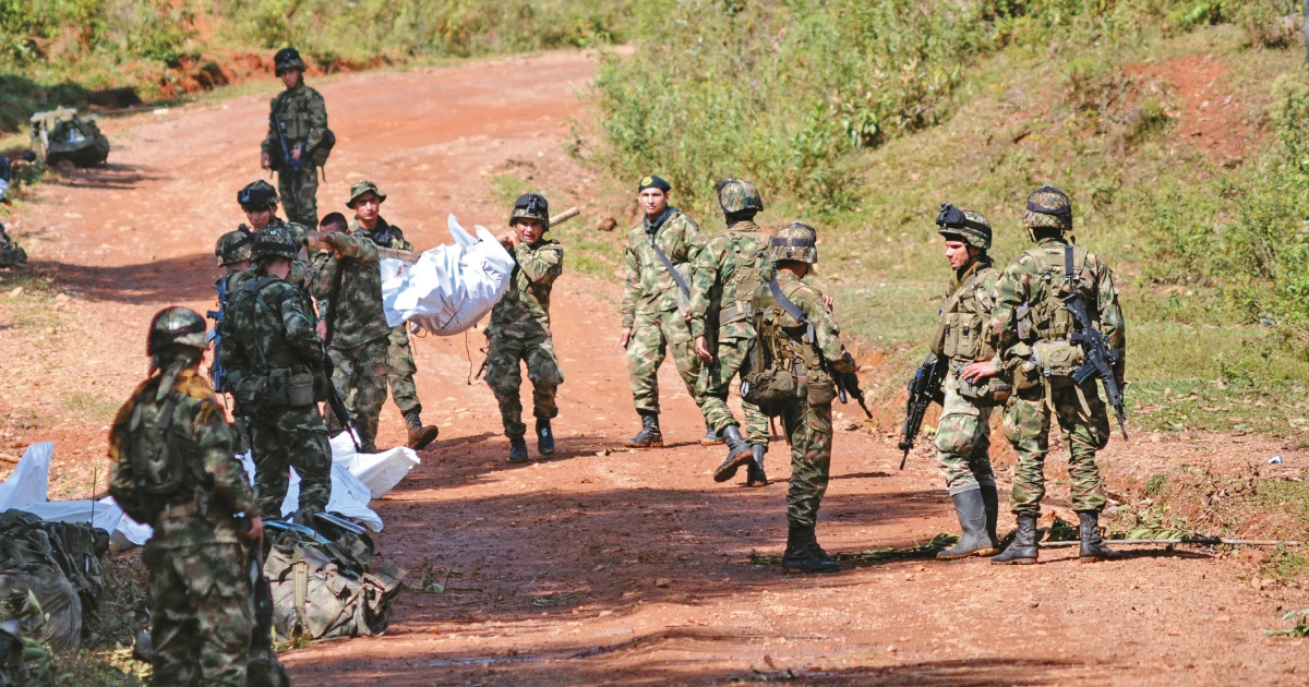 Militares colombianos transportando fallecidos