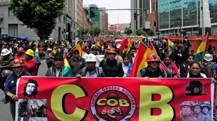 Grupos ligados a Evo Morales cortando las calles de La Paz