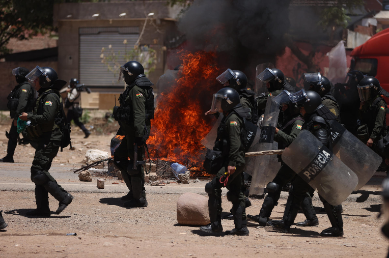 Policías bolivianos en medio de los conflictos