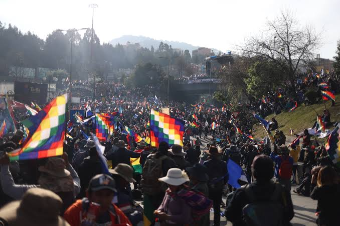 Seguidores del ex dictador protestando contra el presidente