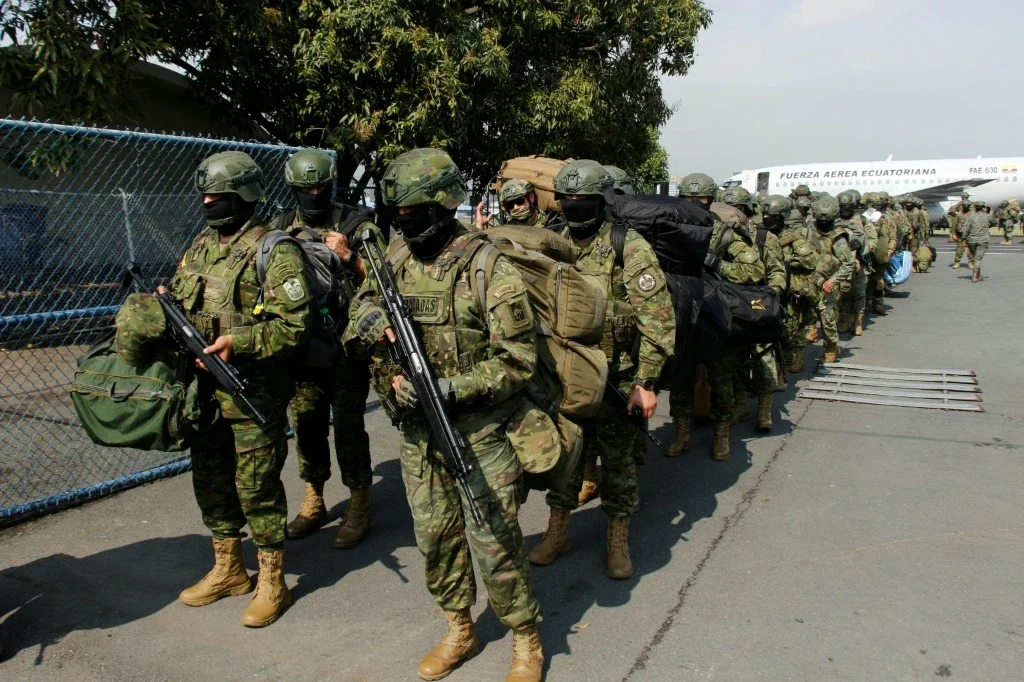 Soldados ecuatorianos siendo desplegados para combatir el narcotráfico