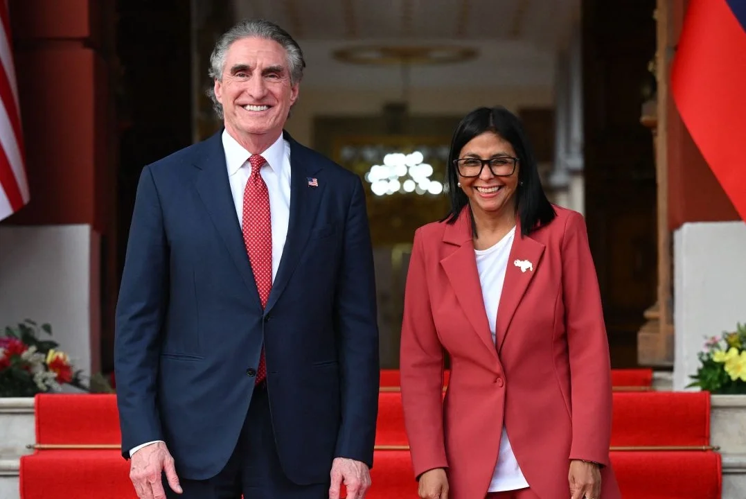 El Secretario de Interior de EEUU reveló cómo Delcy Rodríguez ofreció cambiar leyes para atraer inversiones