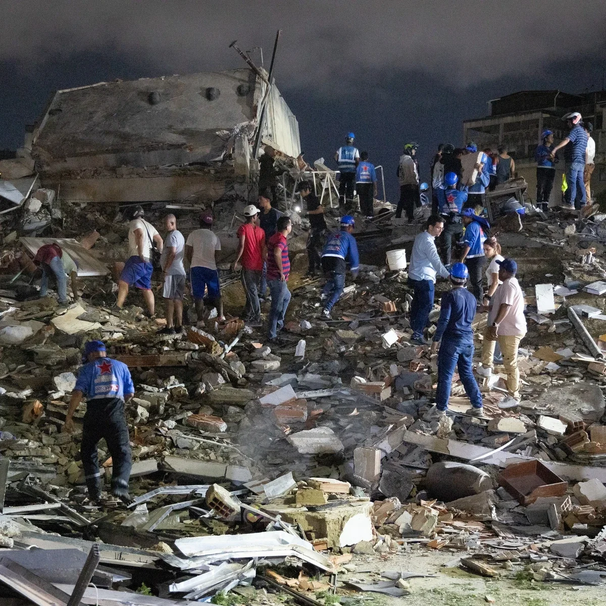Rescatistas en los escombros causados por el terremoto