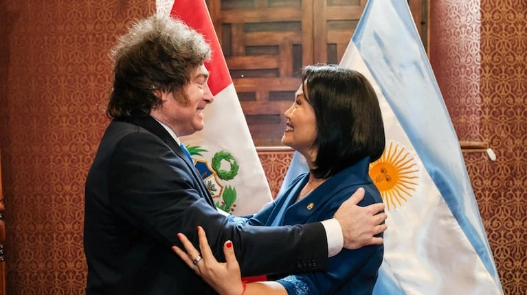 La presidente peruana Keiko Fujimori junto a Javier Milei