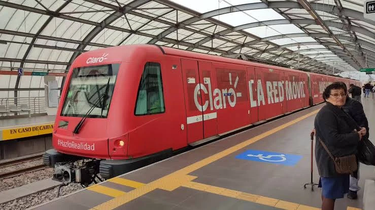 Un tren del metro de Lima