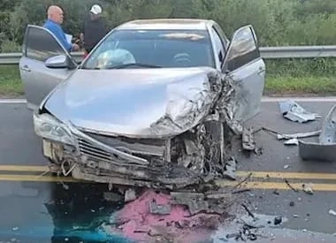 El diputado en el auto que estrelló.