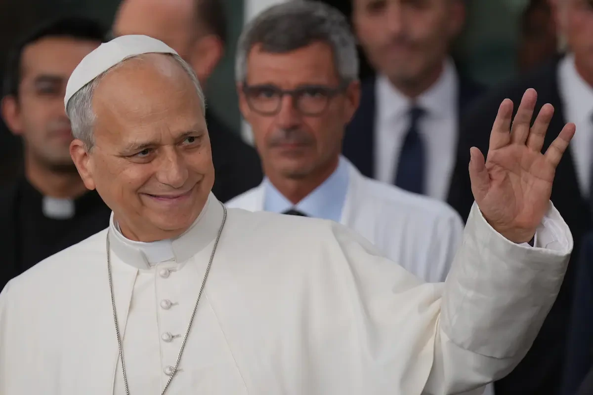 El papa León XIV con su cirujano de fondo.